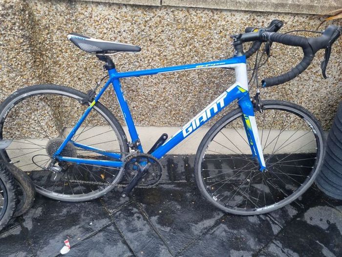 Giant defy m/l brakes gears perfect