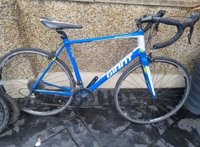 Giant defy m/l brakes gears perfect