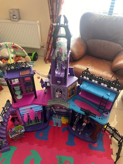 Monster High Playset Haunted High School