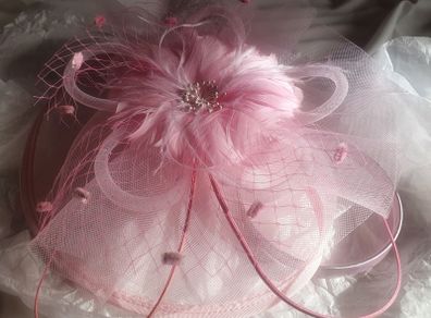 New pale/baby pink fascinator