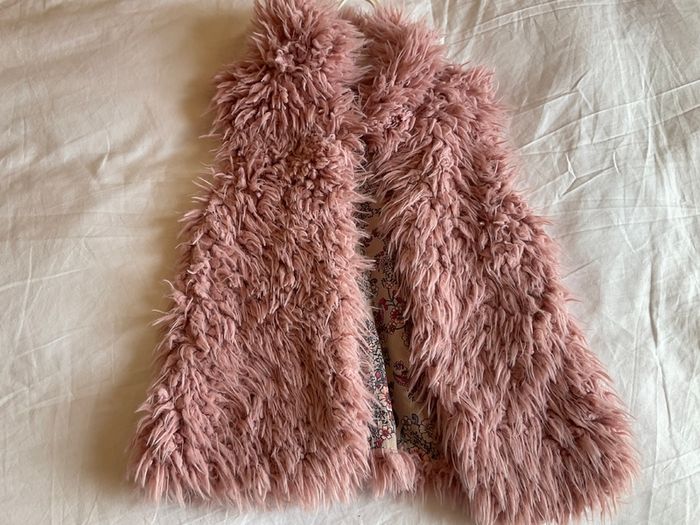 Girls gorgeous pink fur gilet from Zara 5 6