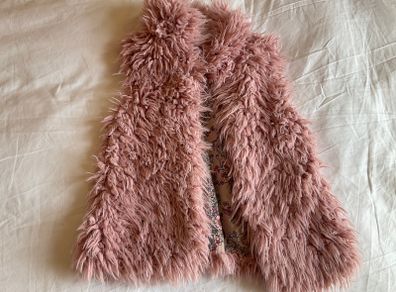 Girls gorgeous pink fur gilet from Zara 5 6