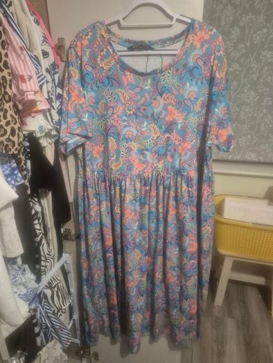 Dresses suit size 20/22. E3 each