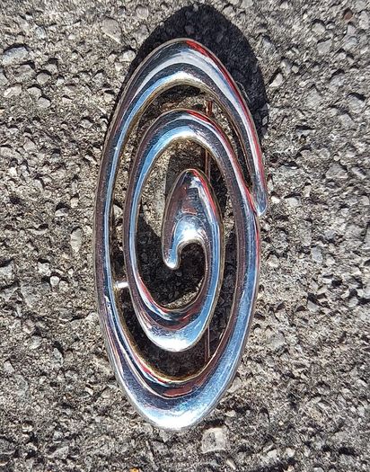 Vintage jewelry is sold individually for 5 to 10 euros