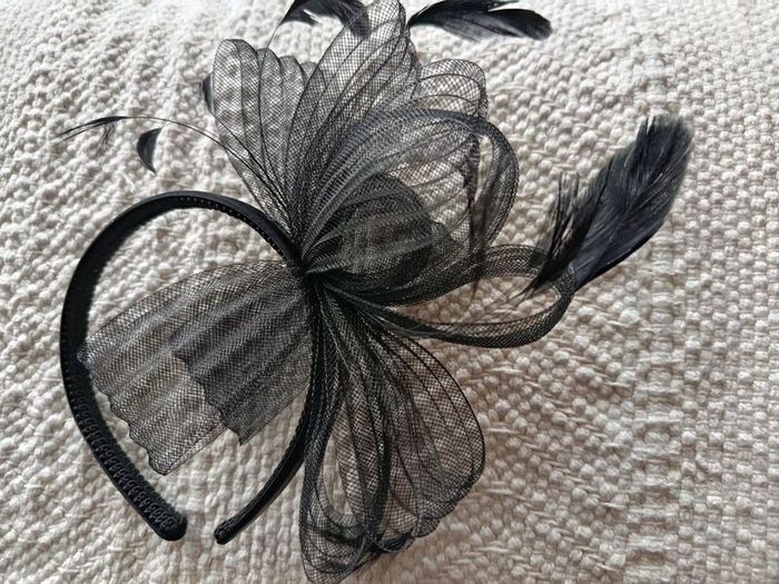 Black feather fascinator