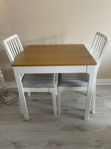 Extendable dining table and chairs