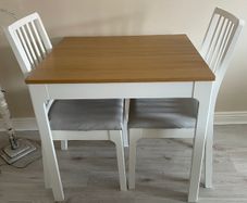 Extendable dining table and chairs