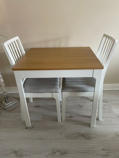 Extendable dining table and chairs