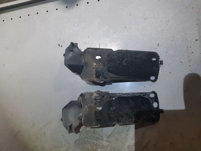 BMW 3Series E90 E91 E92 Radiator Mounts Brackets