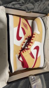 Jordan 1 mid "Light Curry Cardinal Red"