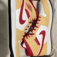 Jordan 1 mid "Light Curry Cardinal Red"