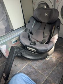 Maxi-Cosi Swivel Car Seat + ISOFIX Base (Rear & Forward Facing)