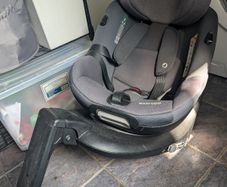 Maxi-Cosi Swivel Car Seat + ISOFIX Base (Rear & Forward Facing)