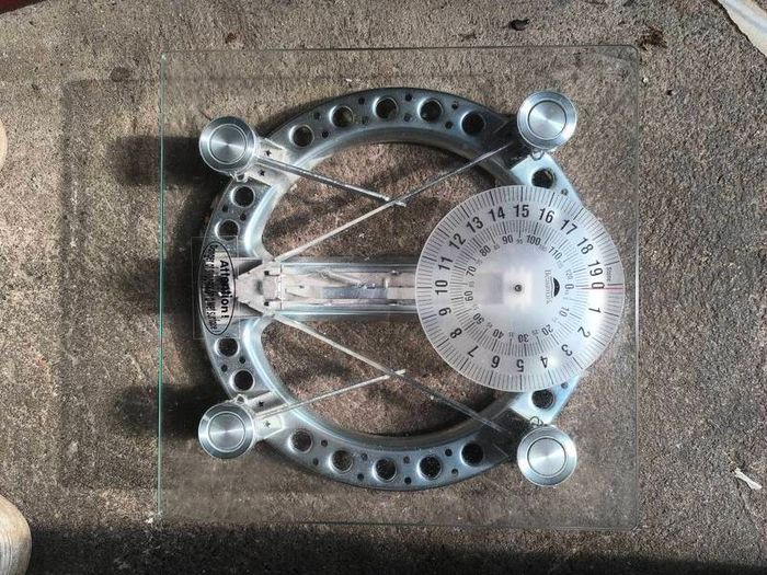 Mechanical bathroom scales
