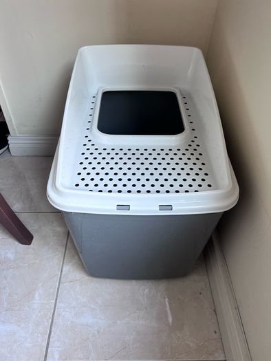 FREe cat litter box