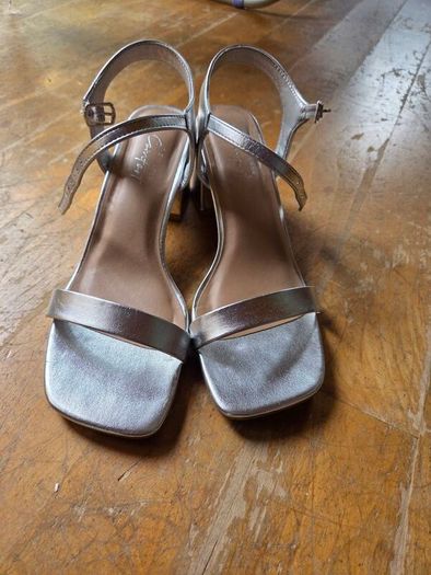 Lady's shoes size 6