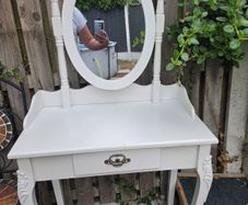 Kids vanity table
