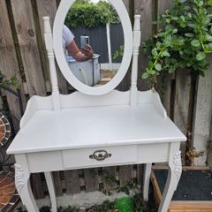 Kids vanity table