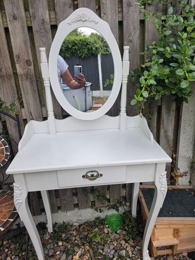 Kids vanity table