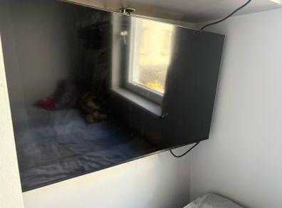 Samsung 43" Smart Tv - Cracked Screen