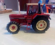 Model tractors 1/32