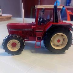 Model tractors 1/32