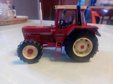 Model tractors 1/32