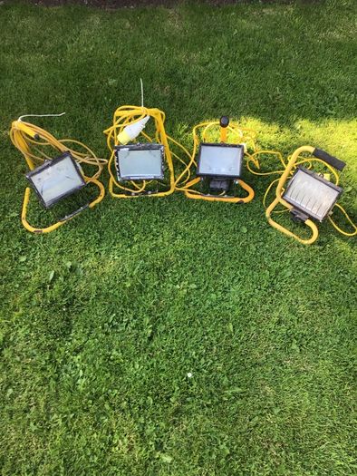 4 110v Stand lights