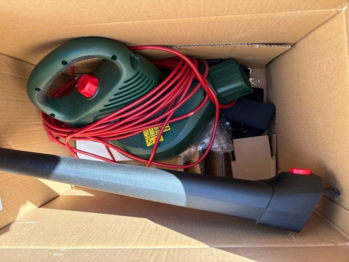 Bosch UniversalGardenTidy 3000 Garden Vacuum & Leaf Blower (3000W)