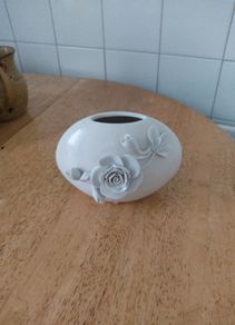 Unknown Vase in excellent condition with beautiful white roses