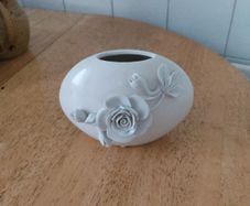 Unknown Vase in excellent condition with beautiful white roses
