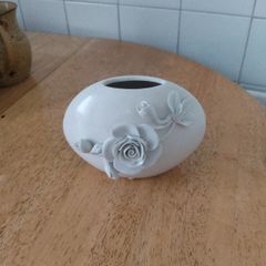 Unknown Vase in excellent condition with beautiful white roses
