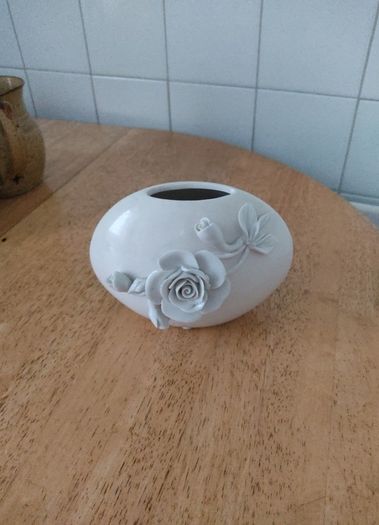 Unknown Vase in excellent condition with beautiful white roses