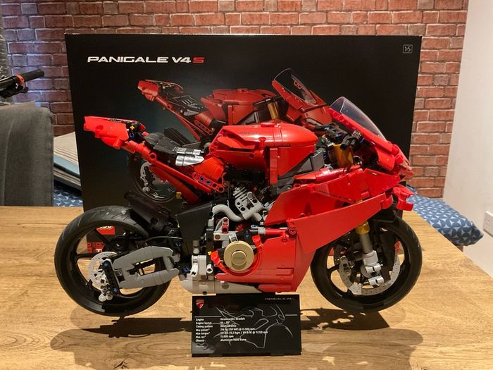 LEGO  Technic 42202 Ducati Panigale V4 S