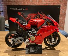 LEGO  Technic 42202 Ducati Panigale V4 S