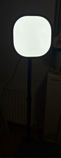 Elgato key light air with adjustable desk mount stand
