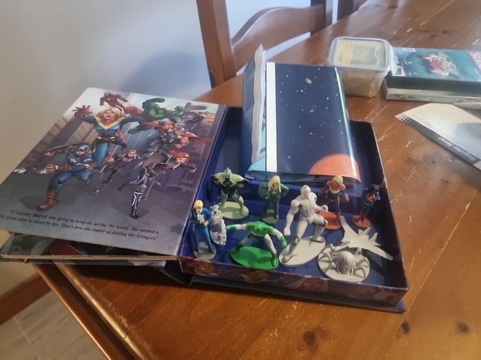Captain Marvel My Busy Books - Storybook, 10 figurines, playmat,