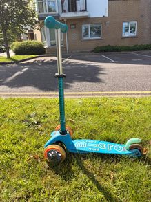 Kids mini micro scooter in teal for ages 2-6!