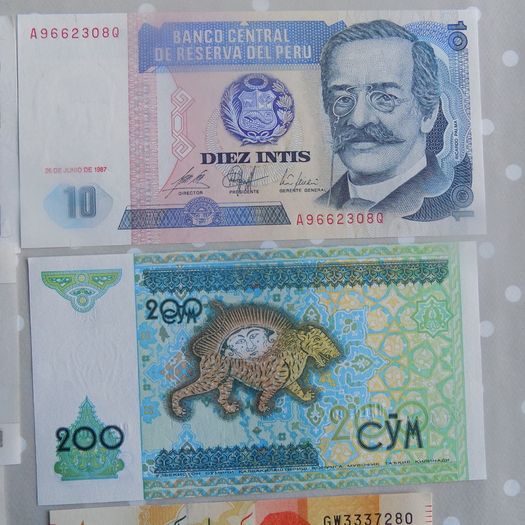 Lot of 12 Uncirculated World  Banknotes.No 15.