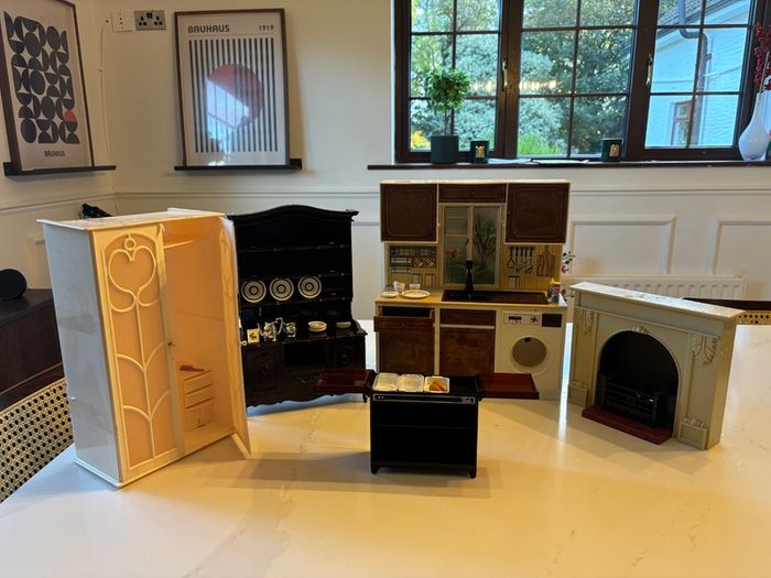 Vintage 1970s/1980s Sindy Doll Furniture Collection - 5 Piece Job Lot With Accessories