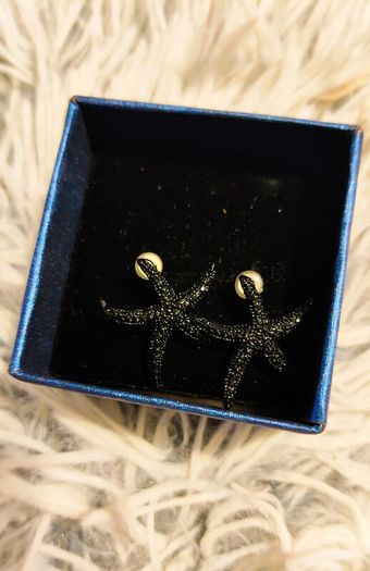 Small Shiny Earrings with Black Starfish Motif Elegant Minimal Style