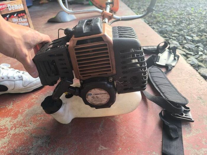 Petrol strimmer weed trimmer