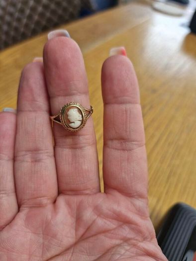 Cameo 9ct gold ring