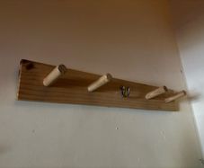 Rack with knobs, oak