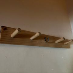 Rack with knobs, oak