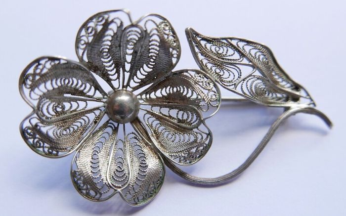 Vintage silver filigree flower brooch