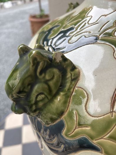 ceramic vase / urn