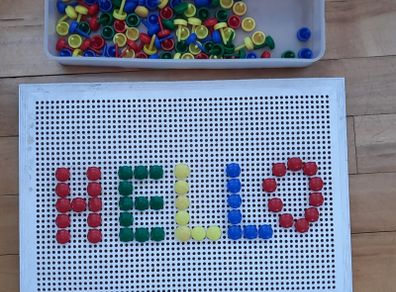 Vintage 1970s Child's plastic Peg Board & Pegs