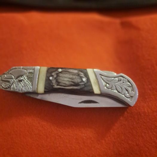 Lock knife with bear head bone handle