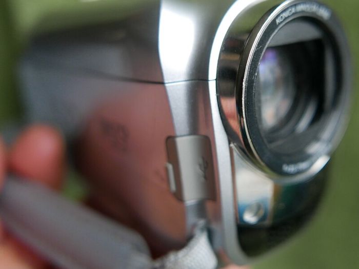JVC GZ-MG360 Everio Hybrid Camcorder, 60GB Hard Disc Drive, Micro SD Slot, 35x Optical Zoom